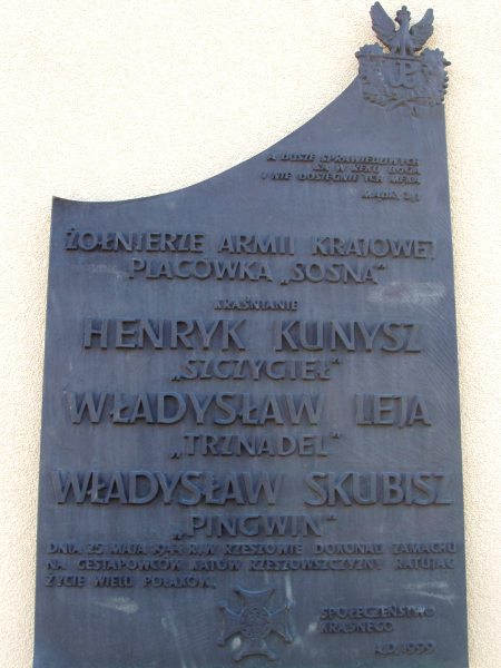 Tablica upamiętniająca udany zamach na gestapowc&oacute;w przez żołnierzy AK